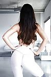 sexy Bruna Babe Kendall Karson pose in Yoga Pantaloni mentre baring Grande Tette