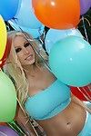 Loira pornstar Gina lynn com enorme mamas e raspado buceta poses nu com balões