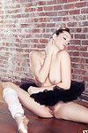 peituda balerina mostra fora Nude enquanto jogar com ela peludo buceta