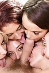 Amerykański gwiazda porno Riley Reed i dziewczyny rozebrać przed zwrotny trójkąt