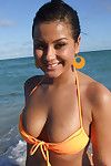 latina teen Con Grande Tette Samira in posa in sexy Bikini all'aperto
