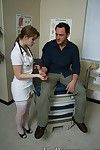 cuidado médico soleado Lane en uniforme y blanco medias Consigue masturbar :Por: su paciente
