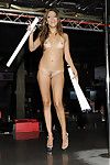 Çapkın Kutup dansçı Jenna Haze ile minik göğüsleri ve ince Uzun bacaklar alır çıplak Üzerinde sahne