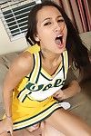 Cheerleader Amia Moretti Goza duro pau no ela buceta com ela amarelo uniforme no