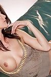 सुस्वाद काले बाल वाली Jenni ली bares उसके त्वचा तंग जीन्स और उजागर करता है उसके सेक्सी स्तन
