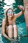 strand meisje Blair Williams het nemen van cumshot op Bril na geslacht in zwembad
