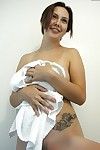 Amatoriale Asiatico modello Gwen esporre hooters e tatuaggi in Bagno