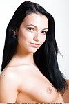 अंधेरे बालों वाली लड़की sapphira एक बहा देखें के माध्यम से काले , में नाइलन के मोज़े