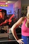 Big boobed mit verbundenen Augen Blonde Nicole Aniston bekommt Ihr pussy Knallte :Von: geil kahl Mann