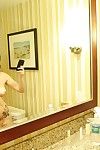 shorthaired فاتنة فيروكا جيمس يظهر قبالة لها لطيفة الجسم و كبير الثدي في A حوض استحمام