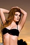 glamour rousse modèle Faye valentine Avec ronde Seins pose dans noir lingerie