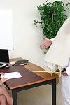 foureyed biuro Blondynka Cindy Crawford w sexy biały Mini spódnica dostaje hardcored