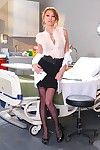 mooi Langbenige lady dokter monique Alexander in zwart nylons heeft geslacht met groot gespannen patiënt