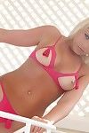 Blond ANN angel in nauwelijks er Roze Bikini laat haar tieten en billen