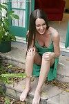 Słodkie Brunetka Erica ellyson z Daj spokój Cycki usuwa jej Zielony sukienka w w podwórku