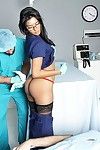 रेवेन बालों वाली Glassed नर्स शाजिया Sahari मैं काले नाइलन के मोज़े हो जाता है उसके चिकनी चूत भरवां :द्वारा: सहकर्मी