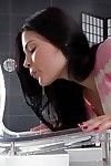 湿 黑发 贝贝 艾拉 马丁 剥开 小小的 奶 同时 传播 猫 在 浴缸