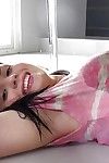 molhado Morena Babe Ella Martin descobre pequeno mamas enquanto difusão buceta no Banheira