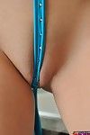groot meloned brunette Zoet Krissy met geschoren kut houdingen in onthulling Blauw Bikini