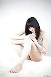 jóvenes asiático japonés Chica en medias desvestirse a Chupar su desnudo los dedos de los pies