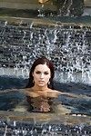 华丽 贝贝 贾登 Cole 与 湿 红色的 头发 姿势 裸体的 在 的 游泳池 和 出来