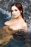 Splendida Babe Jayden Cole Con bagnato rosso capelli pose nudo in il piscina e fuori