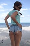 маленькая сексуальная Детка зачистки на В Пляж и распространение ее Сладкий Пизда