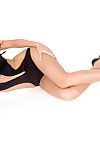 escuro cabelos modelo Brandi Edwards com sexy apertado corpo poses no preto nadar Terno
