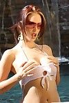 magnifique sunglassed dame nikki Nova Avec Tatoué de retour et gros seins Bandes off Son rose bikini