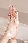 柔軟な ユーロ 雛 Samantha ベントレー 表示する 魅力的な 裸 足 に 風呂