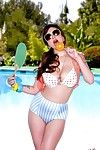 el Juguetón Morena Shay laren decide a perder el Bikini off y ser desnudo al aire libre