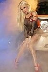 leggy Bionda Gina Lynn in rosso piattaforma Alta tacco scarpe mostra Il suo Grande Tette accanto un Limousine