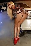 Длинноногая Блондинка Джина Линн в Красный Платформа Высокая каблук обувь показывает ее Большой сиськи рядом а Лимузин
