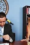 Perfect tieten latina Jenaveve Jolie krijgt haar Mexicaanse gat geboord op De office bureau
