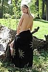 某个地方 在 的 树林里 美丽的 金发女郎 伊韦塔 谷 失去了 她的 黑色的 包裹 和 姿势 赤裸裸的