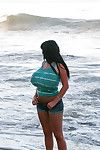सुडौल काले बाल वाली बेब में जीन्स शॉर्ट्स दिखा रहा है बंद उसके विशाल स्तन घर के बाहर