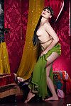 Erotico Bruna gioca Incredibilmente caldo in Il suo sexy orientale solo mostra