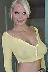 सुंदर सुनहरे बालों वाली प्रलोभिका प्रदर्शन उसके दिलकश दौर स्तन