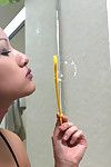 Aziatische eerste timer Jade Blazen bubbels terwijl exposeren netjes bijgesneden twat