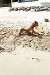 nudo Amatoriale Adolescente babes in occhiali da sole Avendo alcuni divertente su il Spiaggia