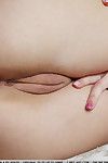 Niedlich Modell colleen ein Mit winzige Titten Verbreitung für closeup der Rasiert pussy