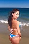 amateur Aziatische lieverd Vicki Chase poseren op De Strand in een Bikini