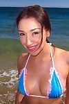 Amateur asiatische sweetie Vicki chase posing auf die Strand in ein Bikini