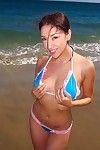 amateur aziatische lieverd Vicki Chase poseren op De strand in een Bikini