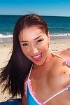 Amateur asiático sweetie Vicki Chase posando en el Playa en Un Bikini