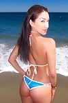 Amatör Asya Tatlım Vicki Chase poz Üzerinde bu Plaj içinde bir bikini