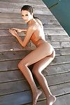 skinny spiaggia Babe Sophie in posa per Centerfold Sparare in Nero Bikini