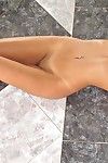 यूरोपीय पॉर्न स्टार anetta कुंजी देता है एक closeup के उसके चिकनी crotch में के स्नानघर