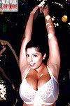 Dikke latina pornstar Kerry Marie bloot groot juggs en bijgesneden kut