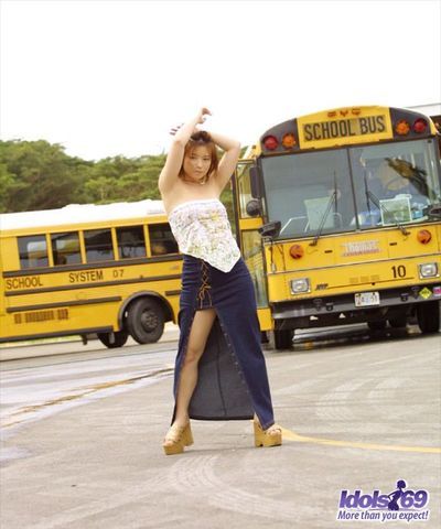 인 일본어 학생 큐티 유리 우상 가 을 얻 박탈 고 뜨겁게 포즈 에 이 학교 버스